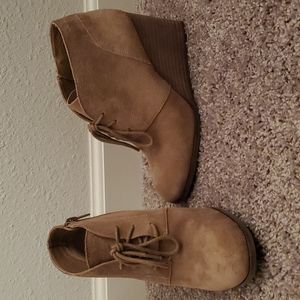 Lucjy Brand Wedge bootie size 7.5